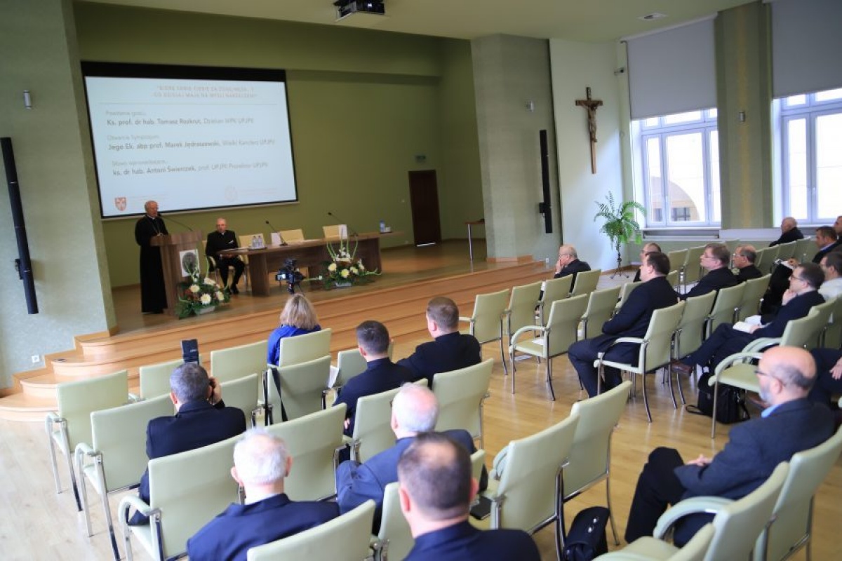 arcybiskup jędraszewski na sympozjum